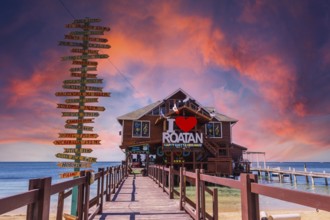 Roatán, Honduras », January 2020: a wooden bar over the sea at West End Beach on the island of