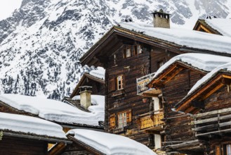 Old snow-covered wooden houses in the historic village centre, Grimentz, Val d'Anniviers, Valais