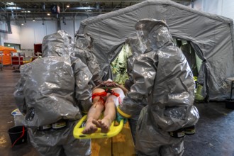 Decontamination of injured persons after an assumed accident involving hazardous substances, fire