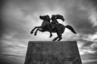 Statue, statue, monument, military leader Alexander the Great on his horse Voukefalas, promenade,