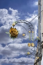 Nose sign of the Hotel Rose, 18th century, Rosenstraße 6, behind the tower of the parish church of