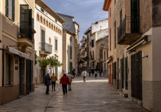 Small alleyways in the historic old town of Alcudia, Majorca, Spain, Europe