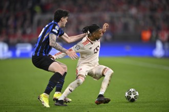 Duel, action Alessandro Bastoni Inter Milan (95) against Michael Olise FC Bayern Muenchen FCB (17)