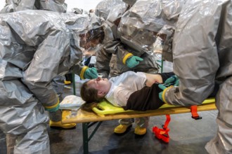 Decontamination of injured persons after an assumed accident involving hazardous substances, fire