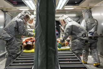 Decontamination of injured persons after an assumed accident involving hazardous substances, fire