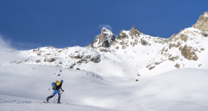 Ski tourers in a wintry mountain landscape, ascent to Porta d'Es-cha, Grisons Haute Route ski tour,