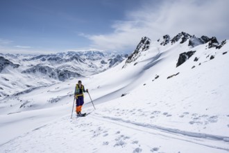 Ski tourers on the Graubünden Haute Route, ascent to the Scalettahorn, snow-covered mountains,