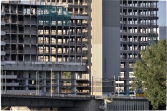 The Lufthansa high-rise (headquarters of the German airline until 2007) on the banks of the Rhine