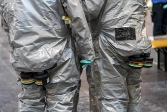 Decontamination of injured persons after an assumed accident involving hazardous substances, fire