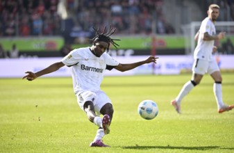 Alejandro Grimaldo Bayer 04 Leverkusen (20) Action on the ball behind Robert Andrich Bayer 04