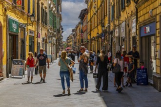 Tourists in the shopping street Corso Italia, Pisa, Tuscany, Italy, Europe