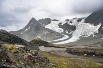 Mountain hut Cabane des Dix, mountain landscape, behind glacier Glacier de Cheilon, Valais, Western