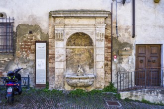 Historic fountain, Piazza del Duomo, Colle di Val d'Elsa, Tuscany, Italy, Europe