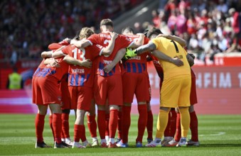 Team building, team circle in front of the start of the match 1. FC Heidenheim FCH Voith-Arena,
