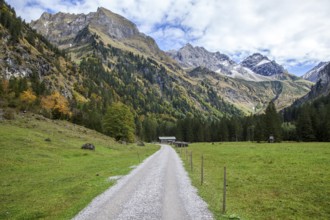 Oytal, behind Untere Gutenalpe, behind mountains Schneck and Großer Wilder, autumn atmosphere,
