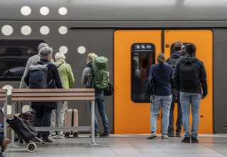 Cologne Central Station, Regional Express, RRX, Rhine-Ruhr Express, Passengers on the platform,