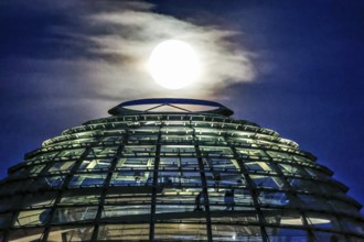 Full moon on the dome of the Reichstag, 16 October 2024, Berlin, Berlin, Germany, Europe