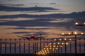 Approach to Düsseldorf International Airport, southern runway, 05R/23L, lighting, North