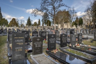 Old and new graves at the Israeli cemetery, inaugurated in 1882, Werner-von Siemens Str. 2,