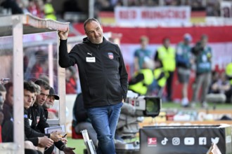 Coach Frank Schmidt 1. FC Heidenheim 1846 FCH on the sidelines of the Voith-Arena, Heidenheim,