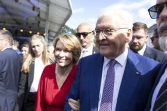 Elke Büdenbender (woman of the Federal President) and Frank-Walter Steinmeier (President of the