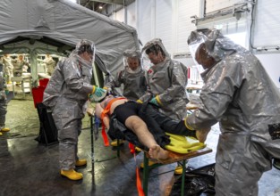 Decontamination of injured persons after an assumed accident involving hazardous substances, fire