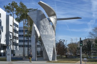 Artwork The Wings by Daniel Liebeskind, in front of the reception building of the Siemens Campus,