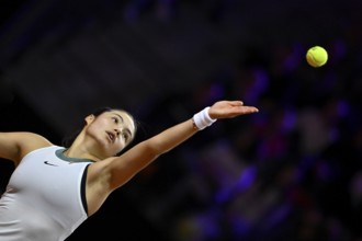 Emma Raducanu (GBR) action, serve, tennis, Porsche Cup 2024, Porsche Arena, Stuttgart,