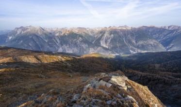 View from the ridge of the Venet to the mountain panorama of the Parzinn Group of the Lechtal Alps,