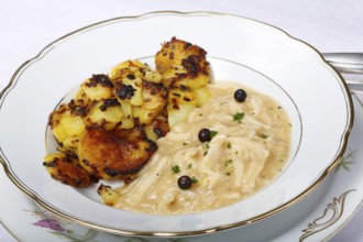 Swabian cuisine, sour tripe with roast potatoes, fried potato wheels, meat dish, offal, savoury,