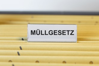 Sign with the inscription MÜLLGESETZ on a suspension file folder (symbolic image)