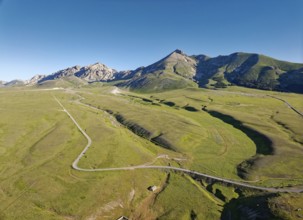 The SS17bis road leads across the Campo Imperatore high plateau in the Gran Sasso e Monti della
