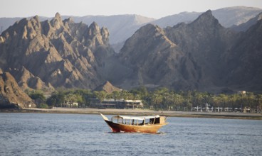 Dhow in the Gulf of Oman, behind the Hajar Mountains, boat trip along the coast of al Khayran,