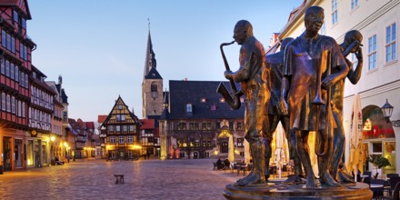 Market with town hall, market church and fountain Münzenberg musicians in the evening, World