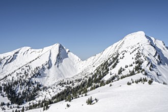 Berge im Winter, Blick auf Vorderlahner Kopf und Sonntagshorn, Chiemgauer Alpen, Bayern,