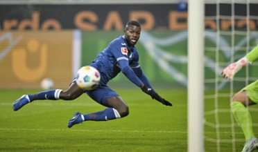 Goal kick Action Goal chance Ihlas Bebou TSG 1899 Hoffenheim (09) against goalkeeper Manuel Riemann
