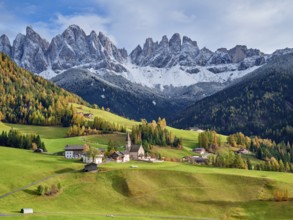 Church of St. Magdalena, Santa Maddalena, autumn, Geisler Group with snow, Villnöß, Villnößtal,
