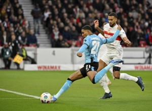 Amine Adli Bayer 04 Leverkusen (21) against Josha Vagnoman VfB Stuttgart (04) MHPArena, MHP Arena