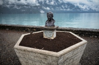 Bust, Monument in memory of the painter Arnold Huber, 1873-1953, Lake promenade on Lake Brienz,