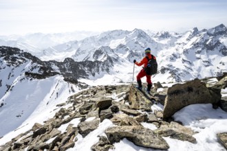 Ski tourers at the summit of the Sulzkogel, view of the peaks of the Stubai Alps and Hochreichkopf,