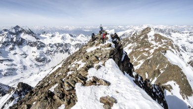 Ski tourers at the summit of the Sulzkogel, mountain panorama, Kühtai, Stubai Alps, Tyrol, Austria,