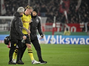 Marius Wolf Borussia Dortmund BVB (17) injured Injury, coaches lead him off the pitch, DFB Cup,