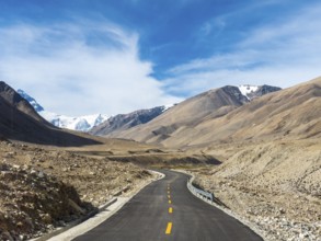 Road in the highlands of Tibet, China, Asia