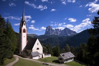St. Jakob's Church, Ortisei, Ortisei, behind Sassolungo and Sassopiatto, Val Gardena, South Tyrol,