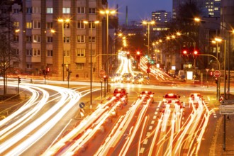 Evening city centre traffic in Essen, large intersection of Bismarckstrasse, B224, Friedrichstrasse
