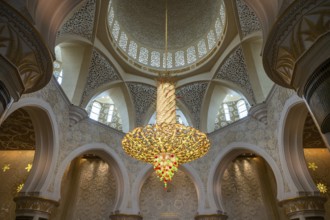 Prayer hall with chandelier in the Sheikh Zayed Mosque, Sheikh Zayed Mosque, Abu Dhabi, United Arab