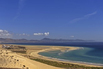 Playa Risco del Paso, Playa de Sotavento with lagoon and mountain views, Pajara, Fuerteventura,