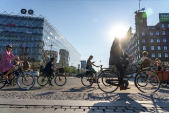 Cyclists on cycle paths, Radhuspladsen, City Hall Square, H.C. Andersen's Boulevard, in the city