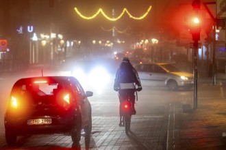 Cyclist, darkness, inner city traffic, Rüttenscheider Straße, bicycle lane, fog, autumn, winter,