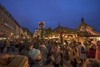 Visitors at the Nuremberg Christmas Market on Saturday evening, Nuremberg, Middle Franconia,